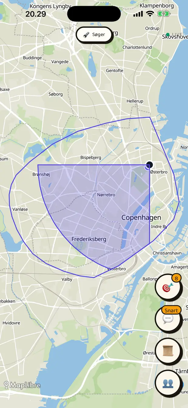 Søgerens skærm: et bykort hvor et svar allerede har delt søgeområdet i to halvdele med den ene skraveret som udelukket, søgerens egen prik og evneknapperne i højre side, uden gemmeren nogen steder